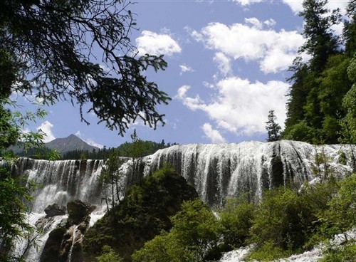 九寨诺日朗瀑布