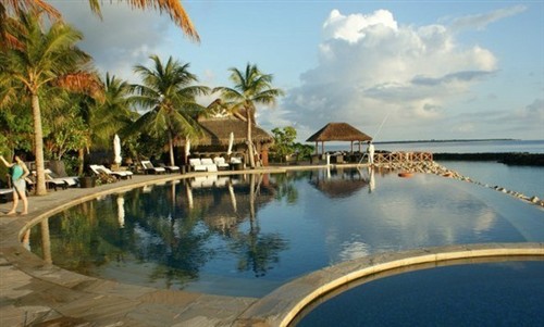 岛上的无边泳池